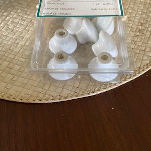 Set of 8 drawer pulls